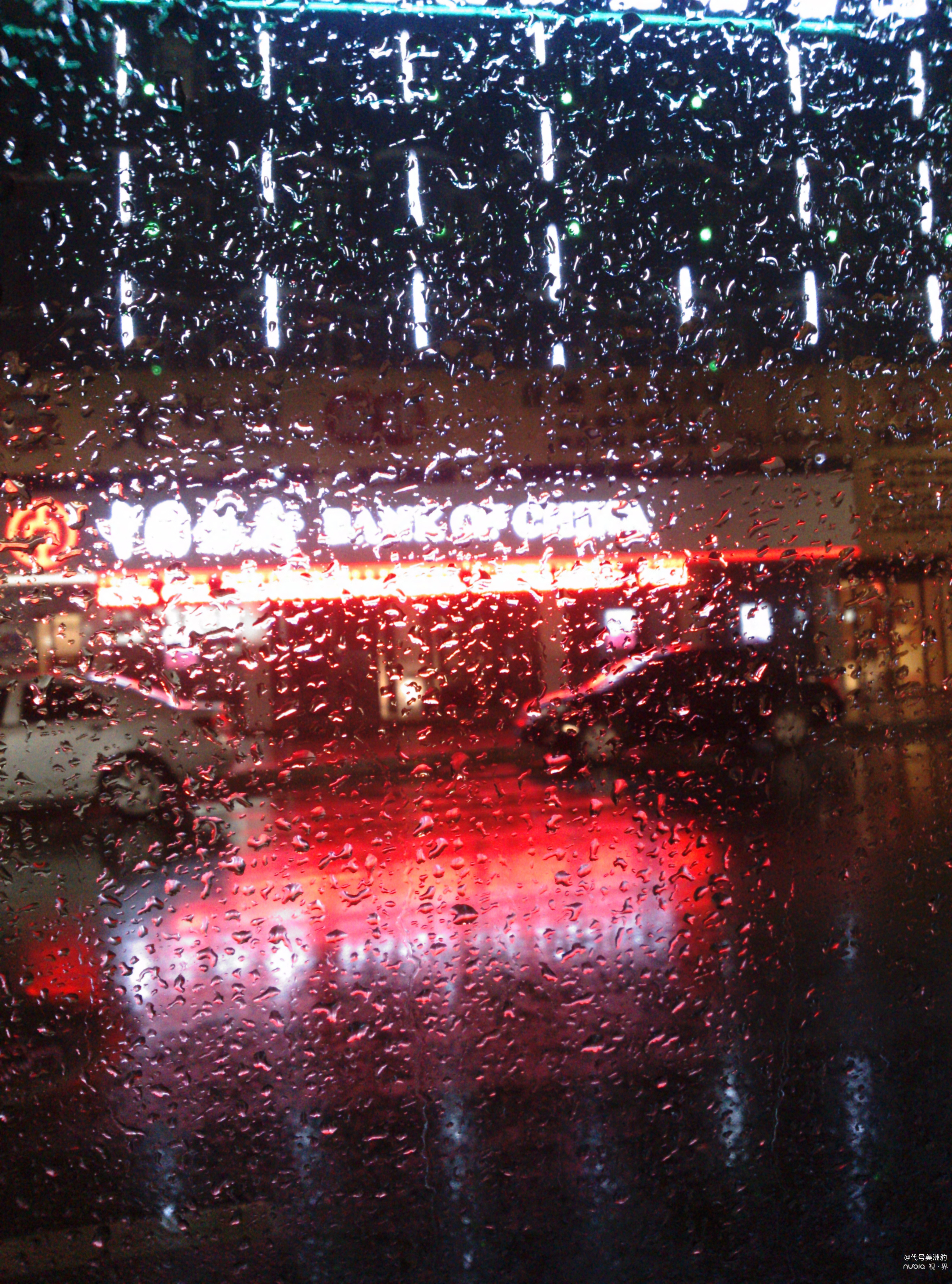 车窗外的雨