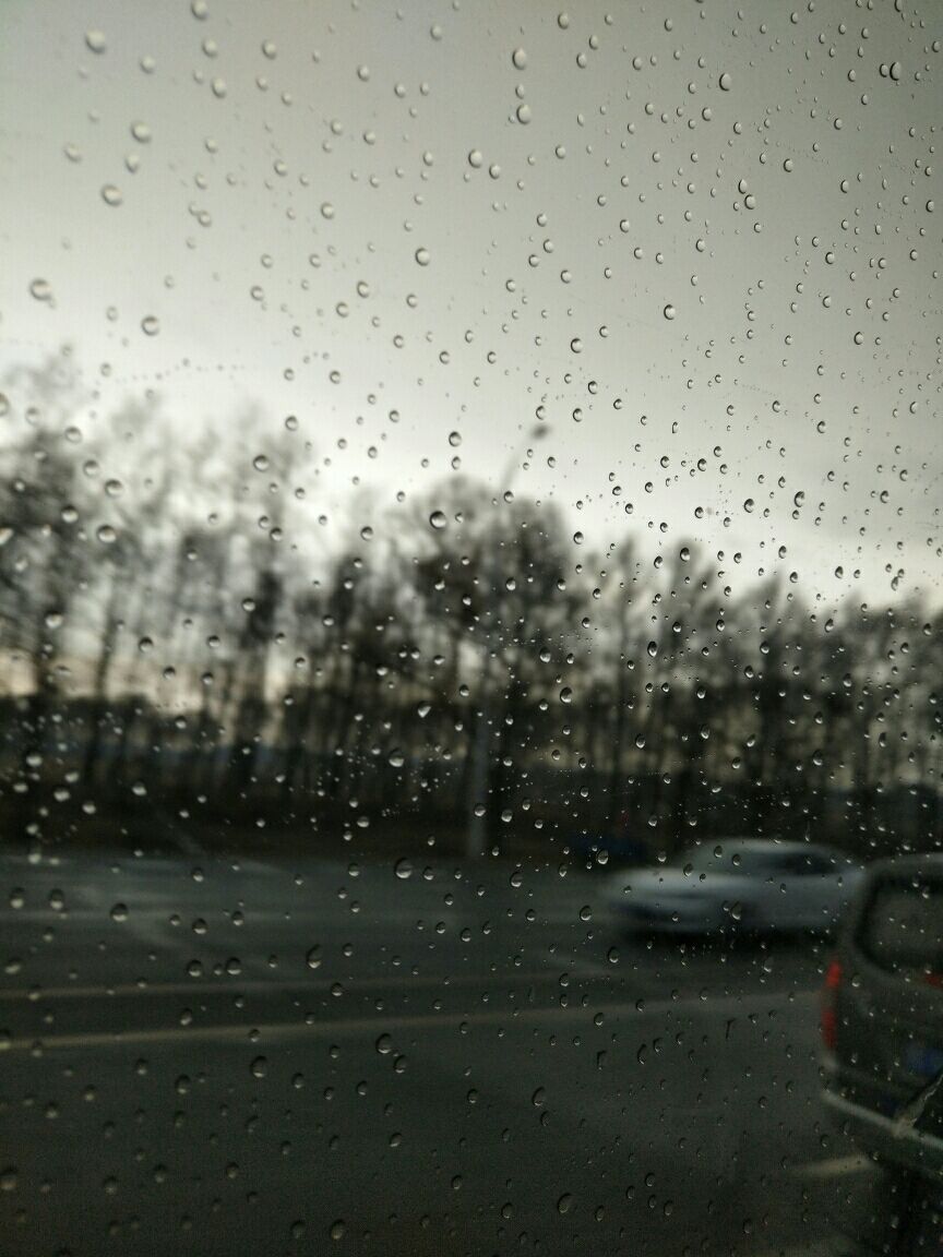 车窗外的雨天.