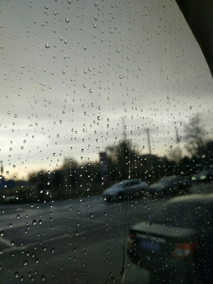 车窗外的雨天.
