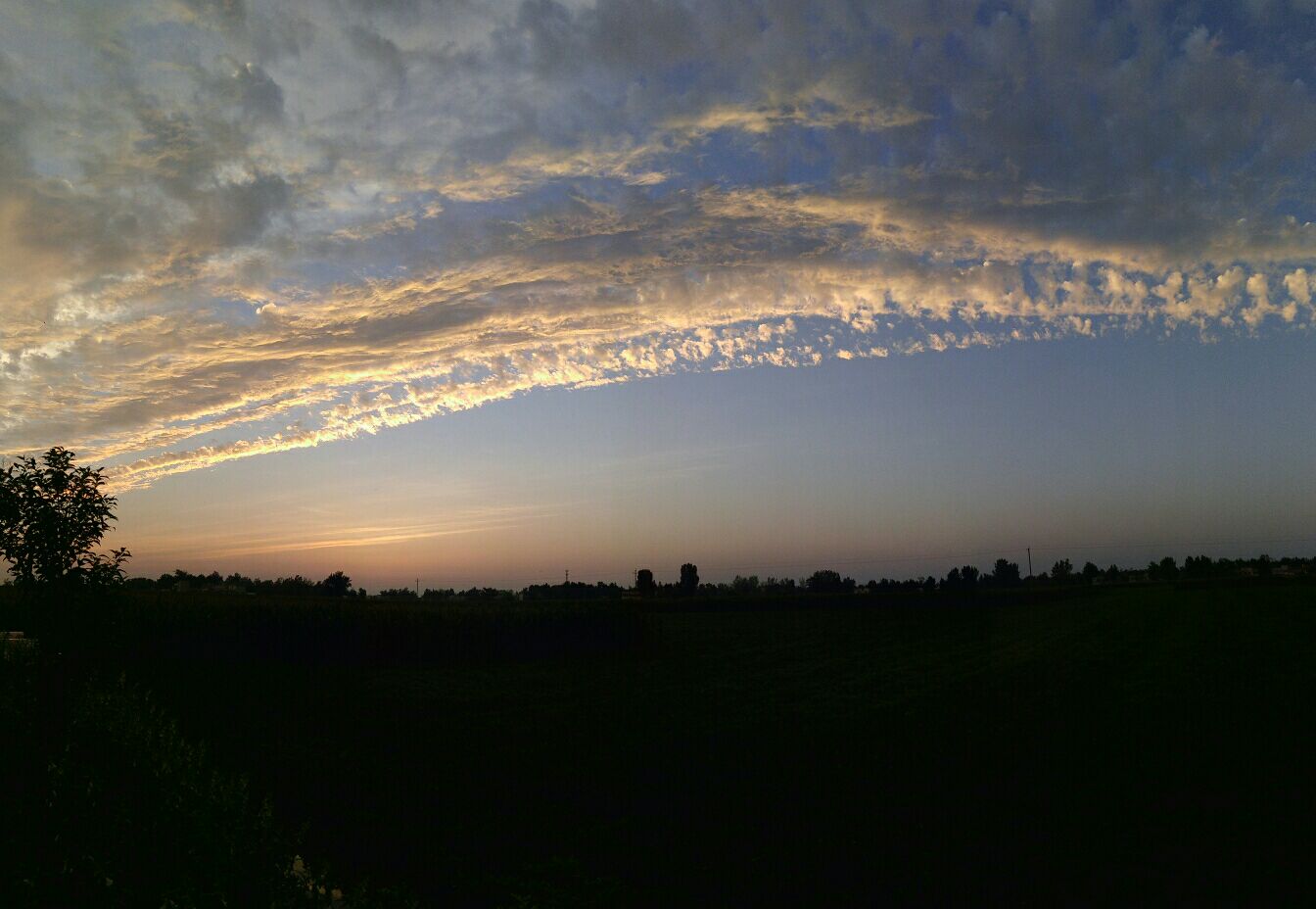 昨天地震前天空的云彩