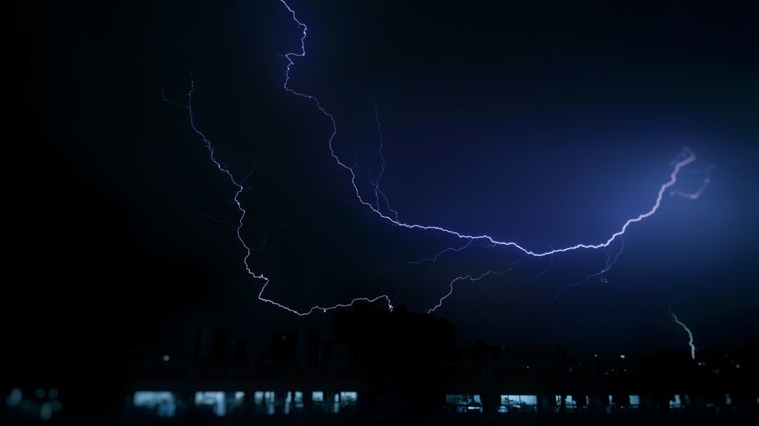 教程君:雷雨天外出拍闪电比较危险吧?