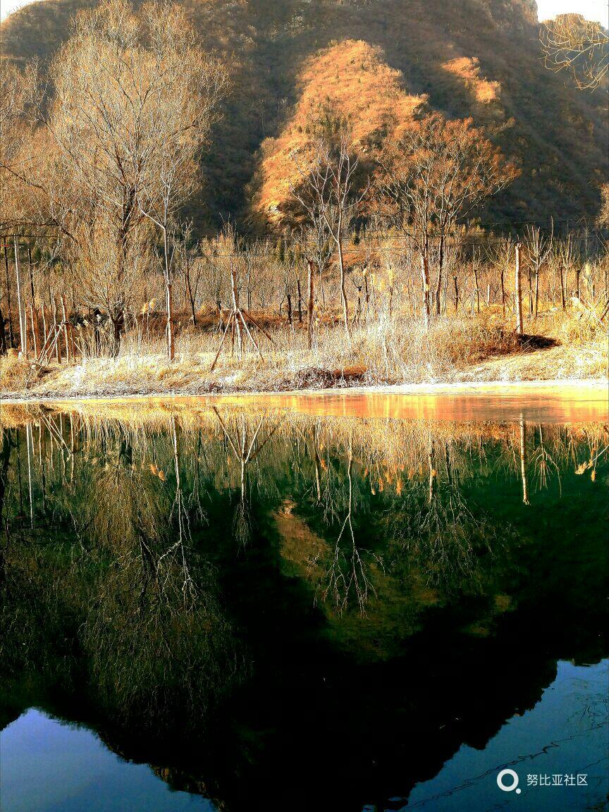 湖光山色水泊倒映