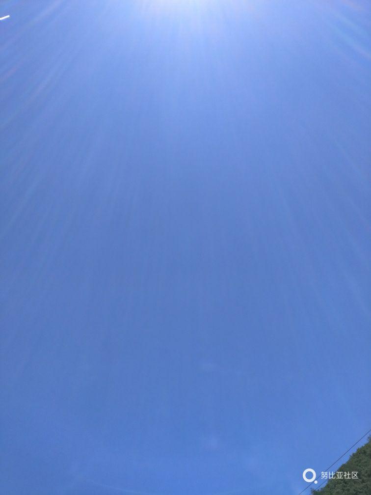 天空晴朗,万里无云.