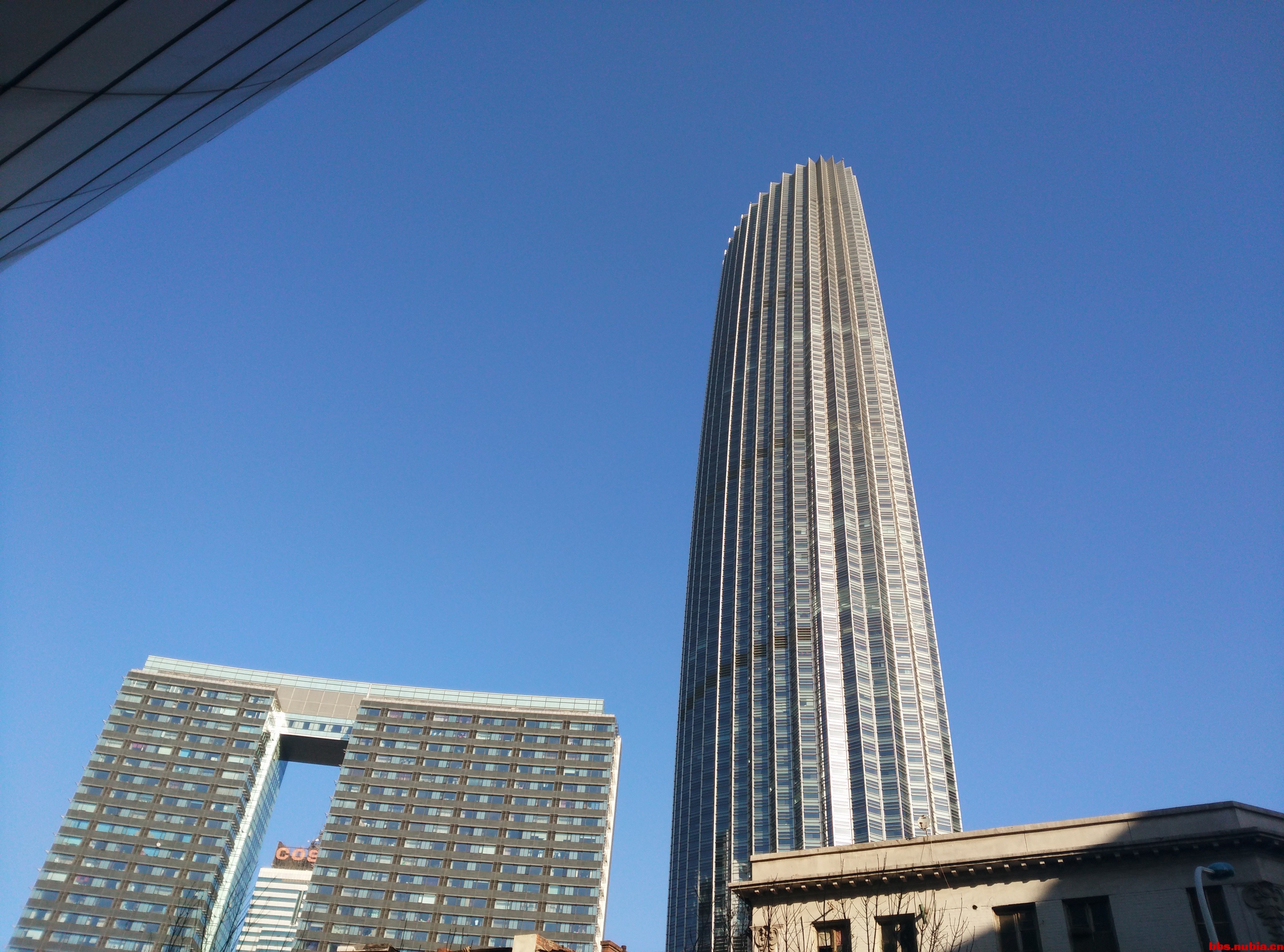 天津环球金融中心,和旁边的建筑被人们称为"津门津塔"